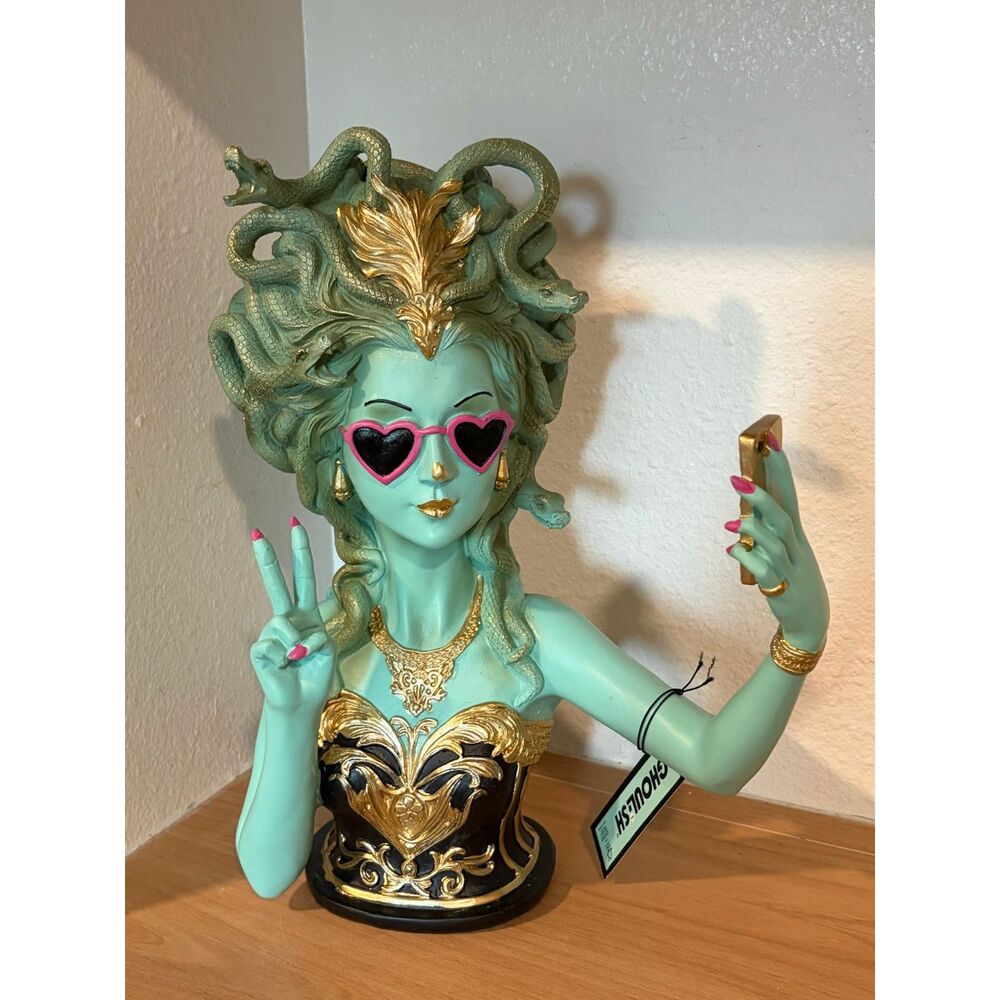Viral Ghoulish Medusa Selfie Bust Halloween Figurine Statue Decor NWT